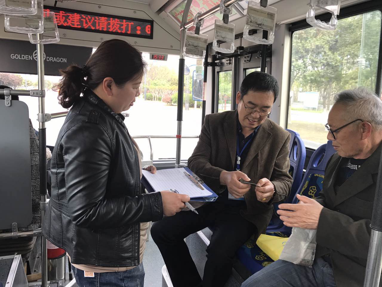公交海州公司上路上线规范乘客使用优惠卡
